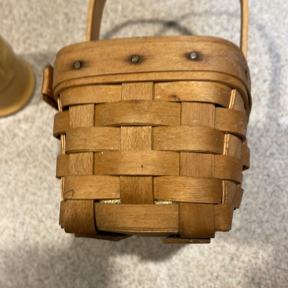 2003 Longaberger salt and pepper shakers with coverlet and handmade basket - Picture 7 of 13